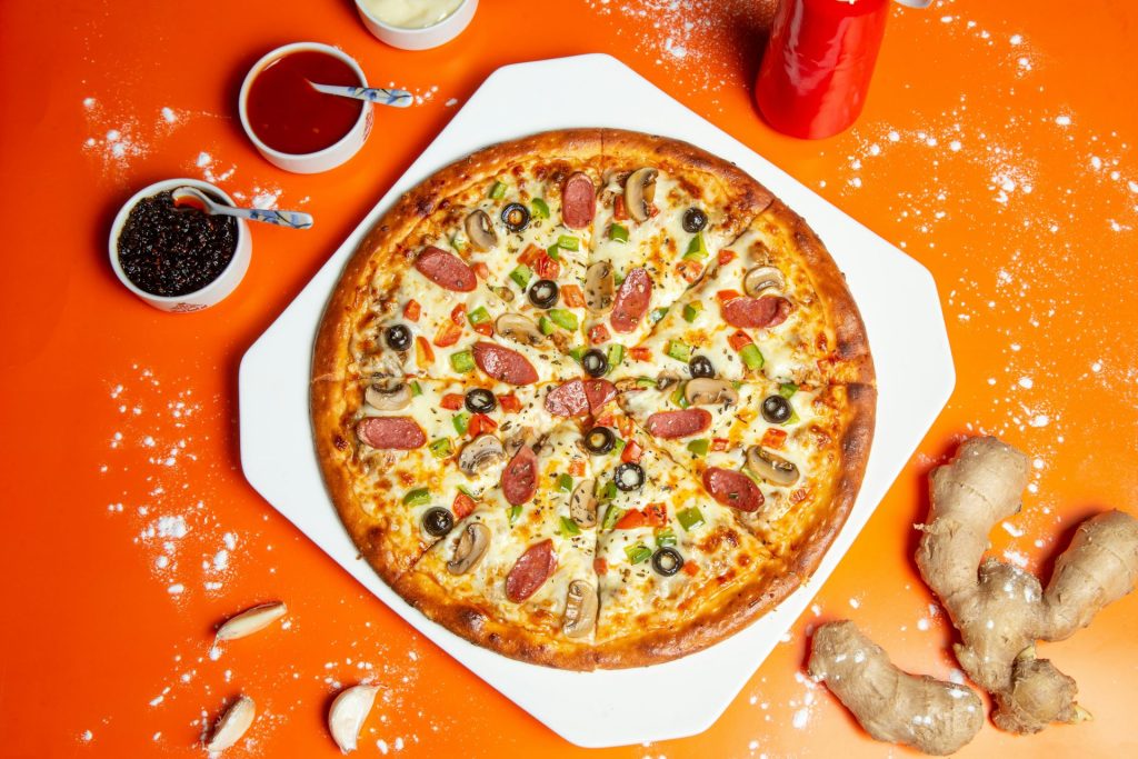 Pizza mit Käse und grünen Blättern