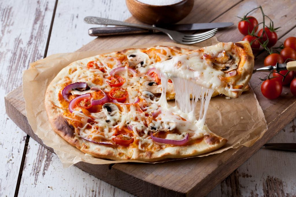 Pizza auf einem braunen Holztablett
