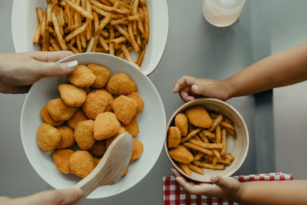 braune Kartoffelpommes in einer weißen Keramikschale