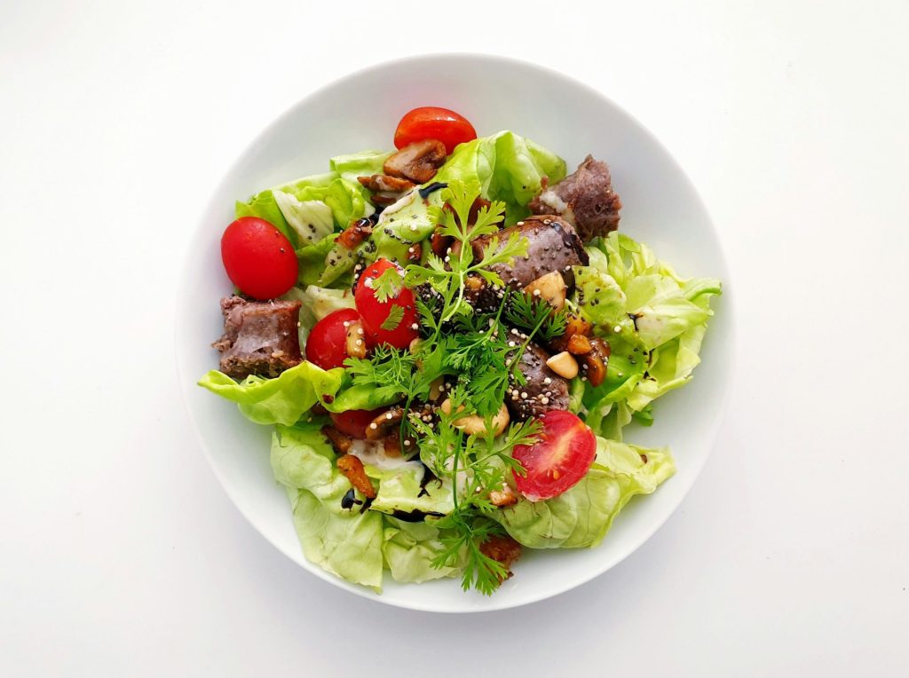 Gemüsesalat auf einem weißen Keramikteller