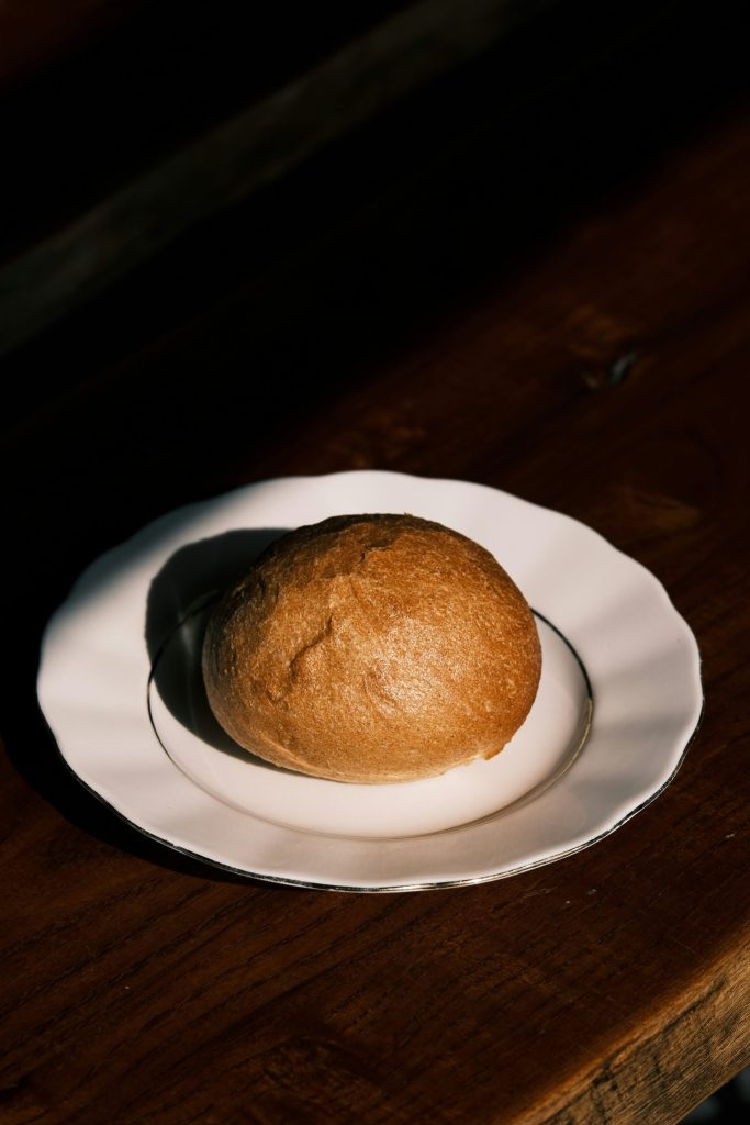 Ein weißer Teller, auf dem ein Brotlaib liegt.