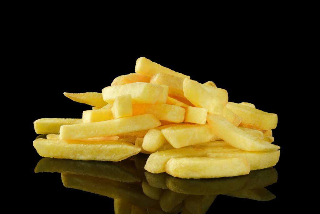 Ein Haufen Pommes frites liegt auf einem Tisch.